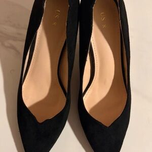 Classic Black Pointed-Toe Women’s Heels